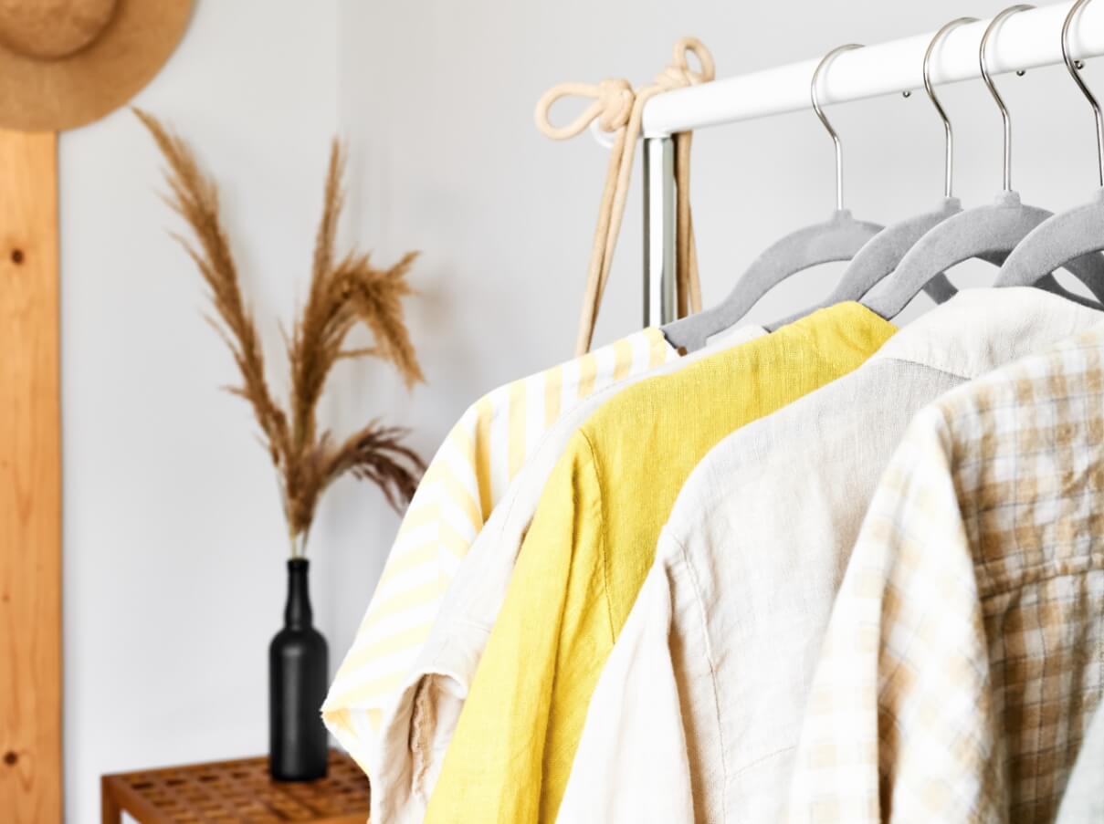 Percha con prendas de moda sostenible