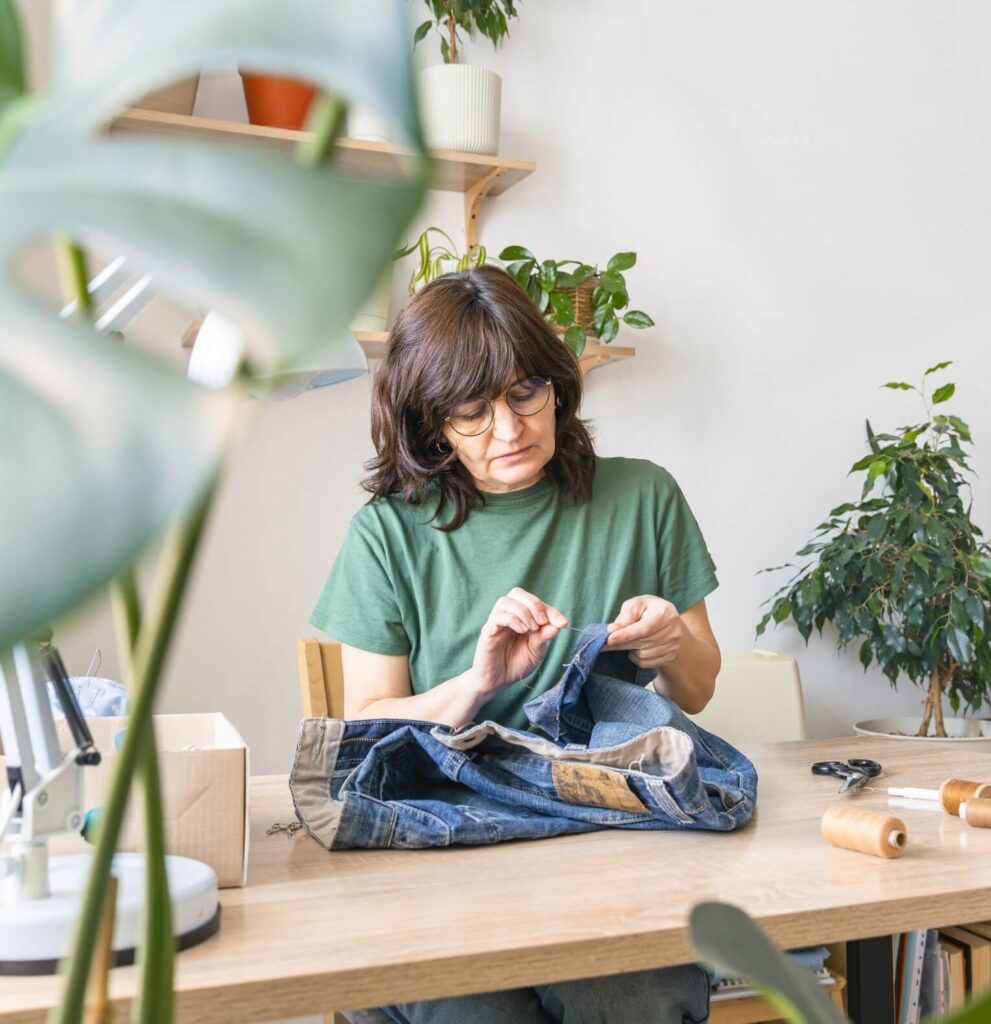 Mujer confeccionando moda sostenible